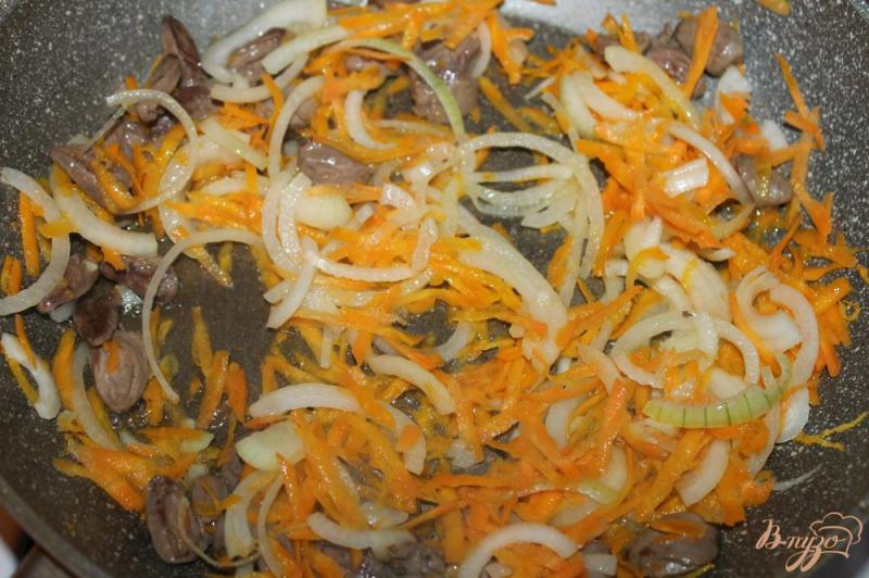 Фото приготовление рецепта: Тушенные куриные сердечки с морковью в сырном соусе шаг №4