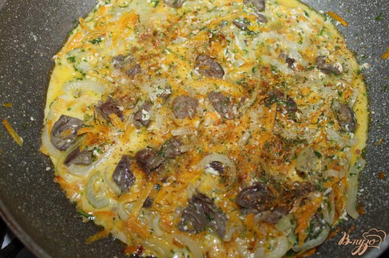 Фото приготовление рецепта: Тушенные куриные сердечки с морковью в сырном соусе шаг №7