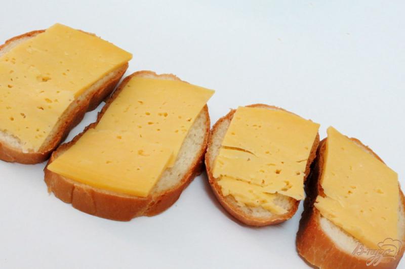 Фото приготовление рецепта: Горячие бутерброды с сыром и помидором шаг №5
