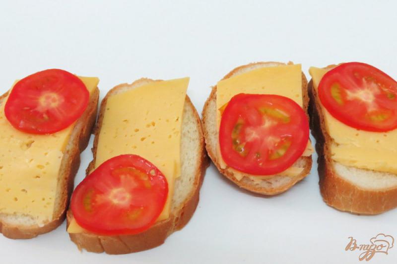 Фото приготовление рецепта: Горячие бутерброды с сыром и помидором шаг №6