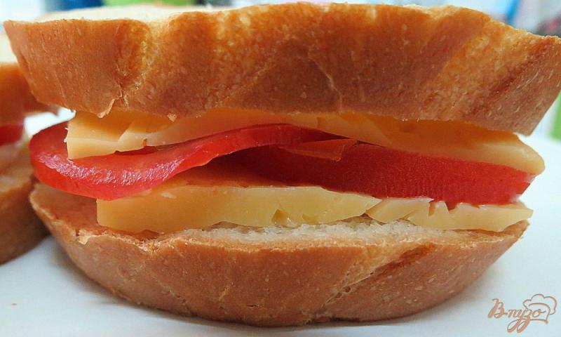 Фото приготовление рецепта: Горячие бутерброды с сыром и помидором шаг №7