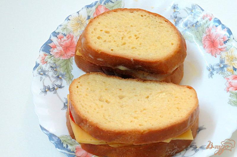 Фото приготовление рецепта: Горячие бутерброды с сыром и помидором шаг №8