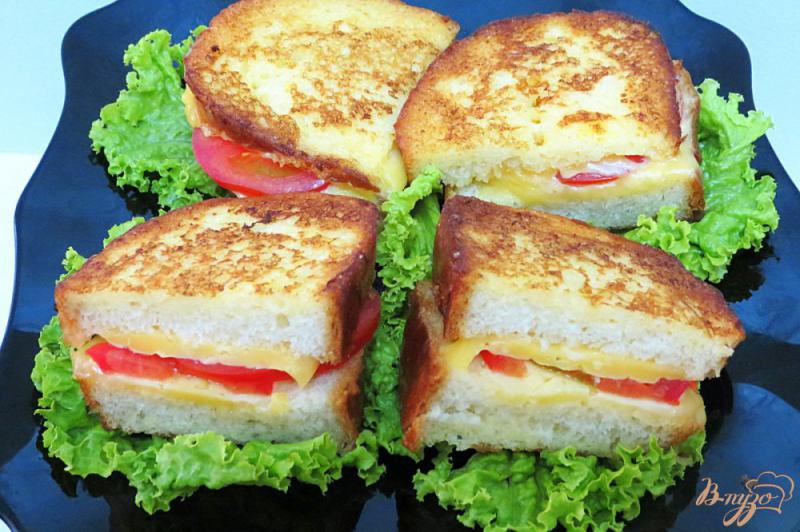 Фото приготовление рецепта: Горячие бутерброды с сыром и помидором шаг №9