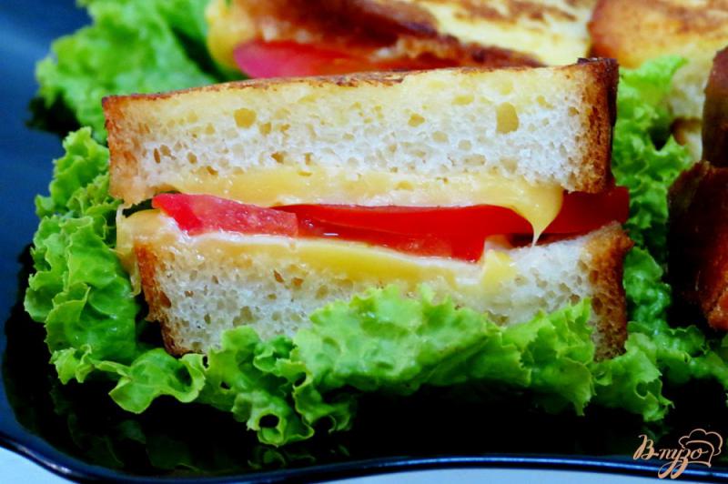 Фото приготовление рецепта: Горячие бутерброды с сыром и помидором шаг №10