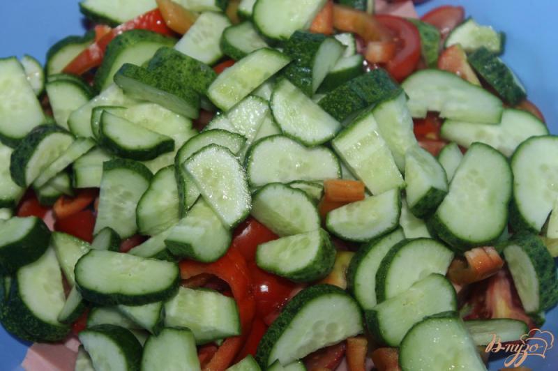 Фото приготовление рецепта: Салат с кукурузой, овощами и вареной колбасой шаг №3