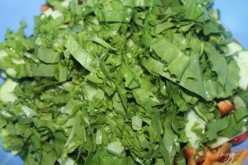 Фото приготовление рецепта: Салат с кукурузой, овощами и вареной колбасой шаг №4