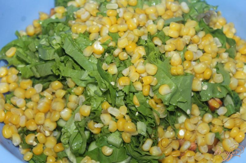 Фото приготовление рецепта: Салат с кукурузой, овощами и вареной колбасой шаг №5