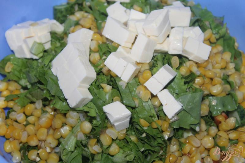 Фото приготовление рецепта: Салат с кукурузой, овощами и вареной колбасой шаг №6