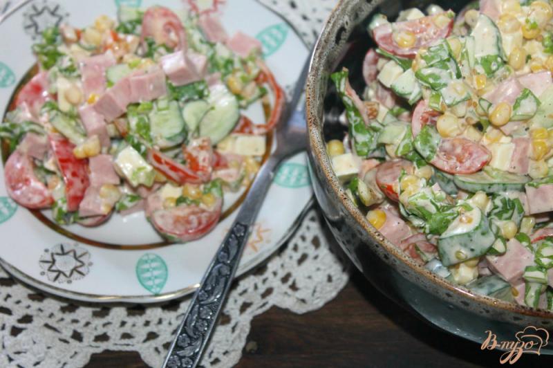 Фото приготовление рецепта: Салат с кукурузой, овощами и вареной колбасой шаг №8