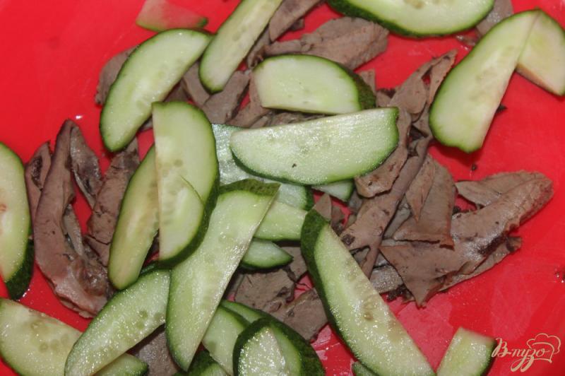 Фото приготовление рецепта: Салат с отварным свиным сердцем и перцем шаг №2