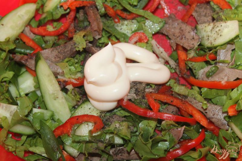 Фото приготовление рецепта: Салат с отварным свиным сердцем и перцем шаг №5