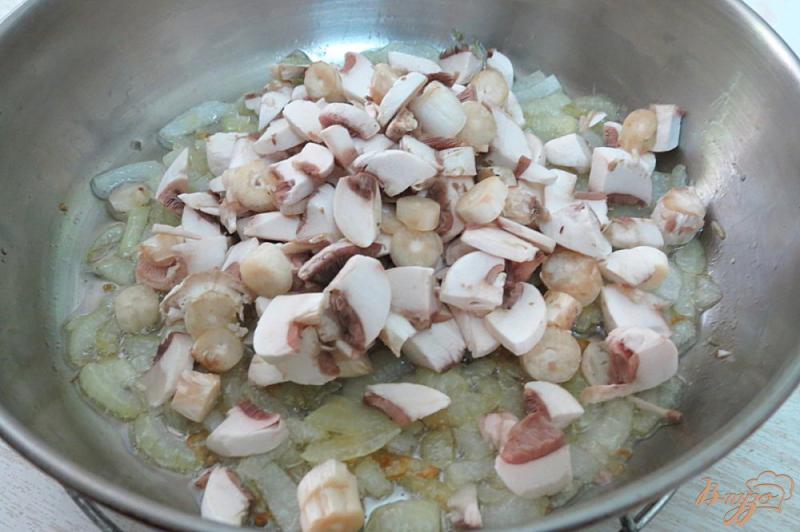Фото приготовление рецепта: Пирожки духовые с капустой и грибами шаг №10
