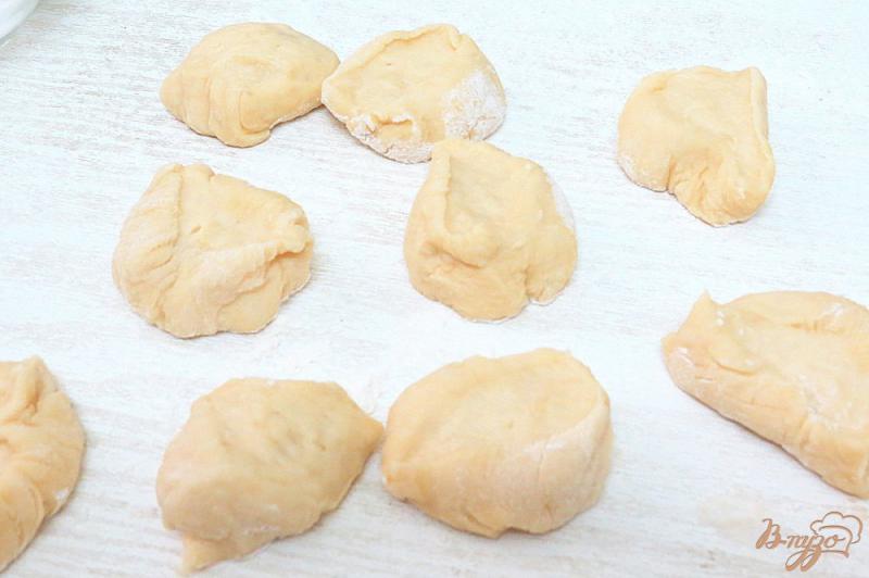Фото приготовление рецепта: Пирожки духовые с капустой и грибами шаг №12