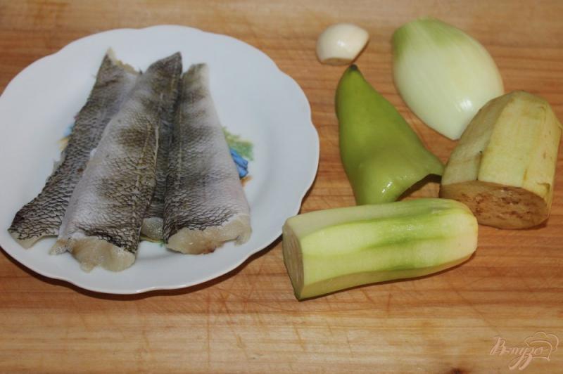 Фото приготовление рецепта: Рыбная подлива с баклажаном и кабачком шаг №1