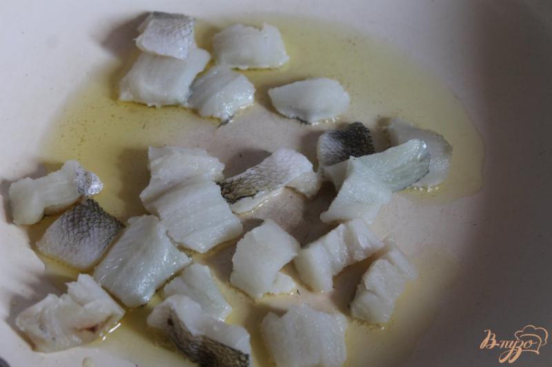 Фото приготовление рецепта: Рыбная подлива с баклажаном и кабачком шаг №4