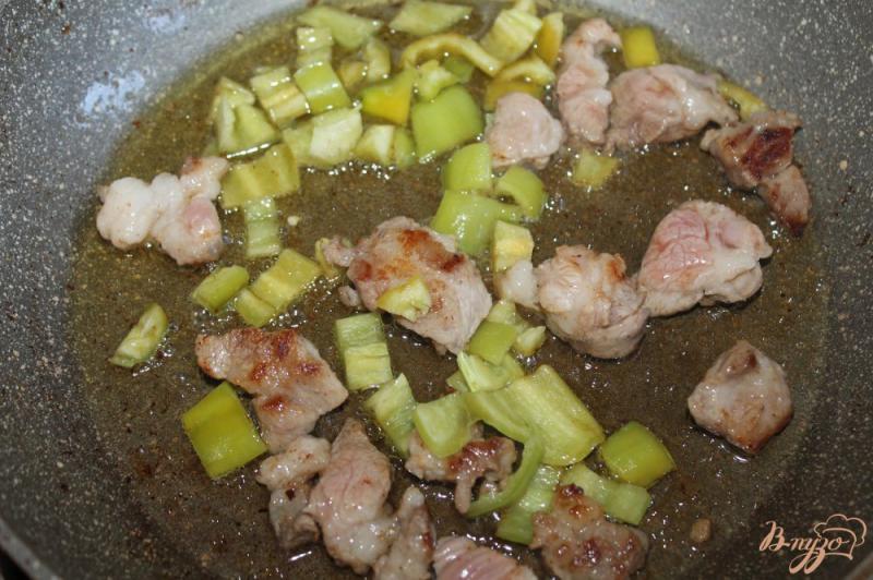 Фото приготовление рецепта: Гречка со свининой и перцем шаг №3