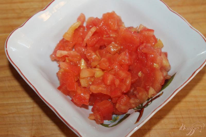 Фото приготовление рецепта: Закуска из помидоров и орехов на хлеб шаг №6