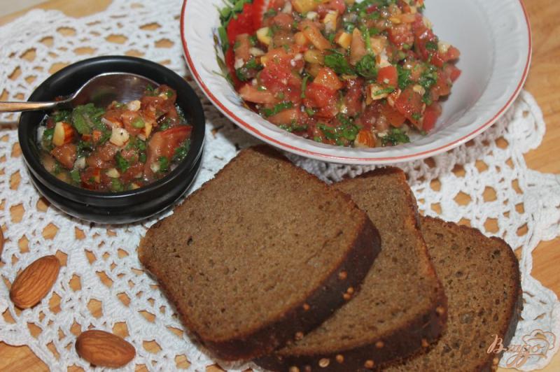 Фото приготовление рецепта: Закуска из помидоров и орехов на хлеб шаг №9