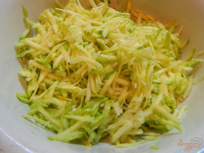 Фото приготовление рецепта: Кабачковые оладьи с сыром и огуречным соусом шаг №1