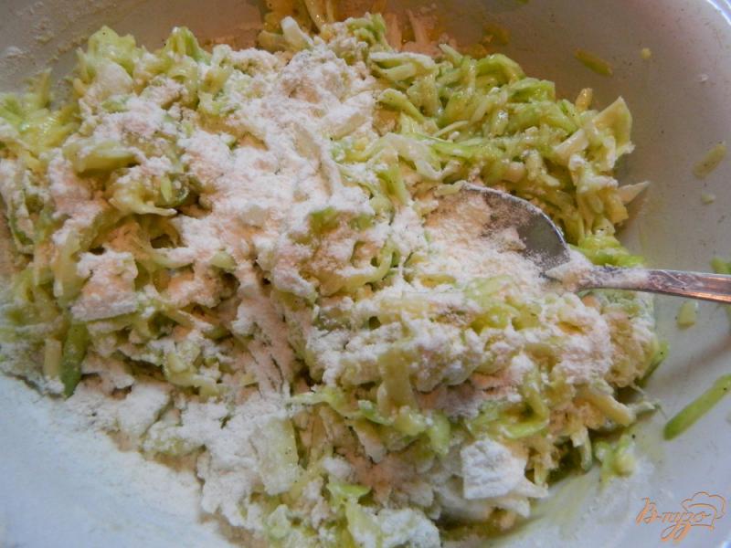 Фото приготовление рецепта: Кабачковые оладьи с сыром и огуречным соусом шаг №3