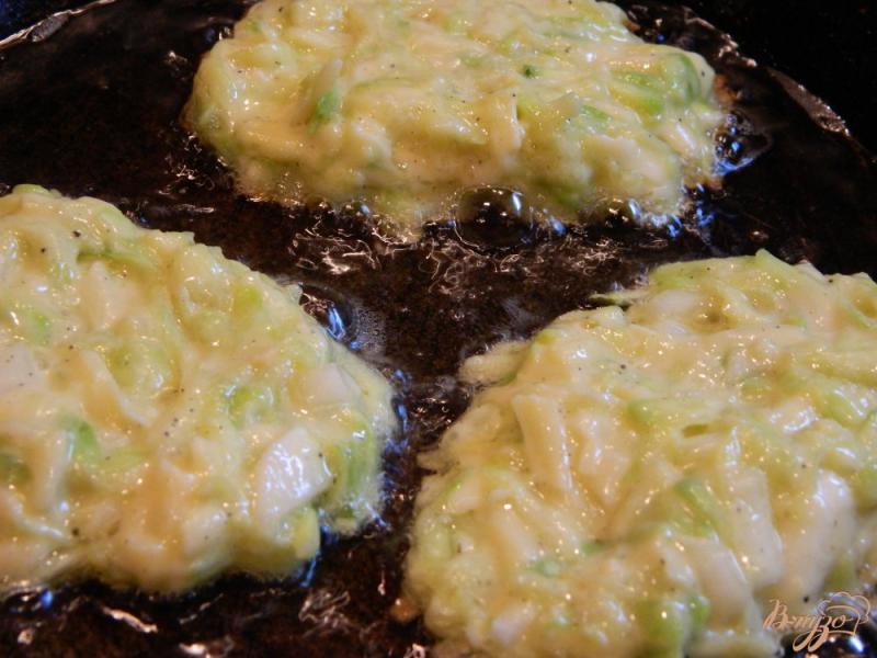 Фото приготовление рецепта: Кабачковые оладьи с сыром и огуречным соусом шаг №4