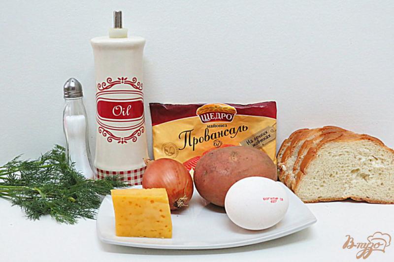 Фото приготовление рецепта: Горячие бутерброды с картофелем,  луком и сыром шаг №1
