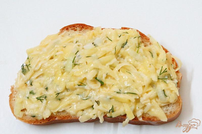Фото приготовление рецепта: Горячие бутерброды с картофелем,  луком и сыром шаг №8