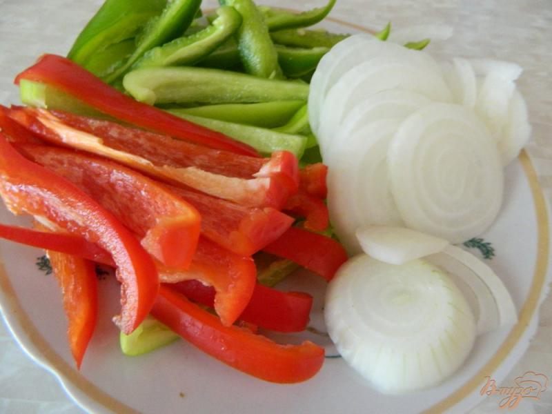 Фото приготовление рецепта: Теплый салат из филе индейки, болгарского перца и лука шаг №4