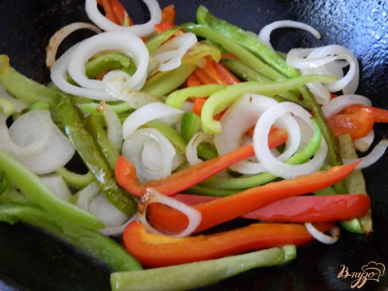 Фото приготовление рецепта: Теплый салат из филе индейки, болгарского перца и лука шаг №5
