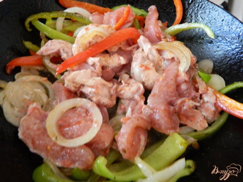 Фото приготовление рецепта: Теплый салат из филе индейки, болгарского перца и лука шаг №6