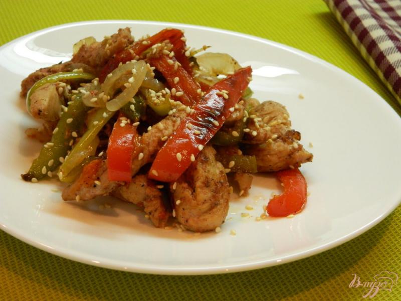 Фото приготовление рецепта: Теплый салат из филе индейки, болгарского перца и лука шаг №7