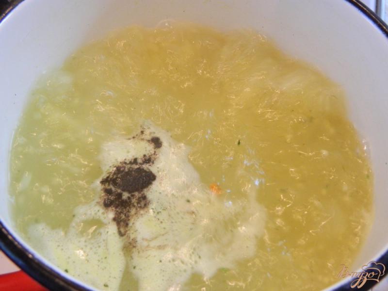 Фото приготовление рецепта: Пшенный суп с яйцом и зеленью шаг №6