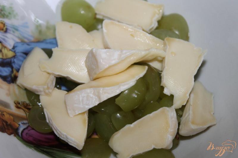 Фото приготовление рецепта: Салат с виноградом, куриной грудкой и сыром Бри шаг №3