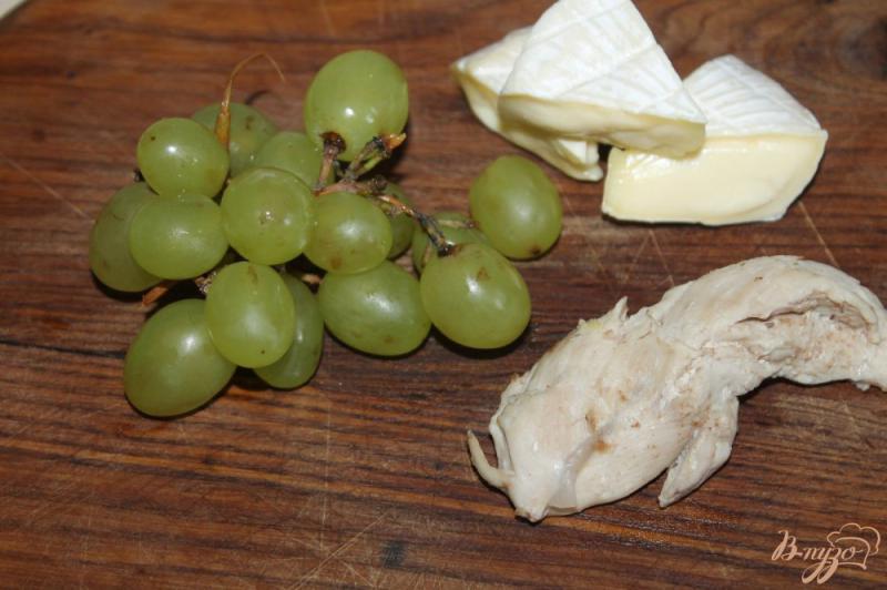 Фото приготовление рецепта: Салат с виноградом, куриной грудкой и сыром Бри шаг №1