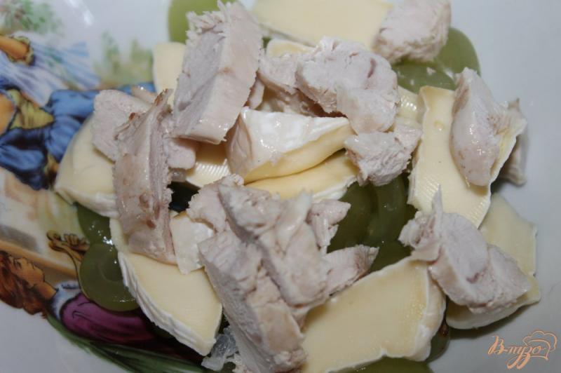 Фото приготовление рецепта: Салат с виноградом, куриной грудкой и сыром Бри шаг №4