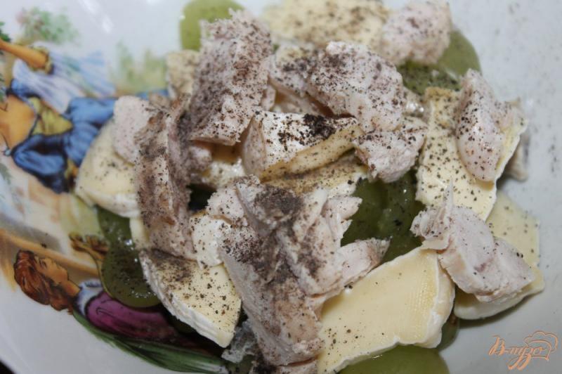 Фото приготовление рецепта: Салат с виноградом, куриной грудкой и сыром Бри шаг №5