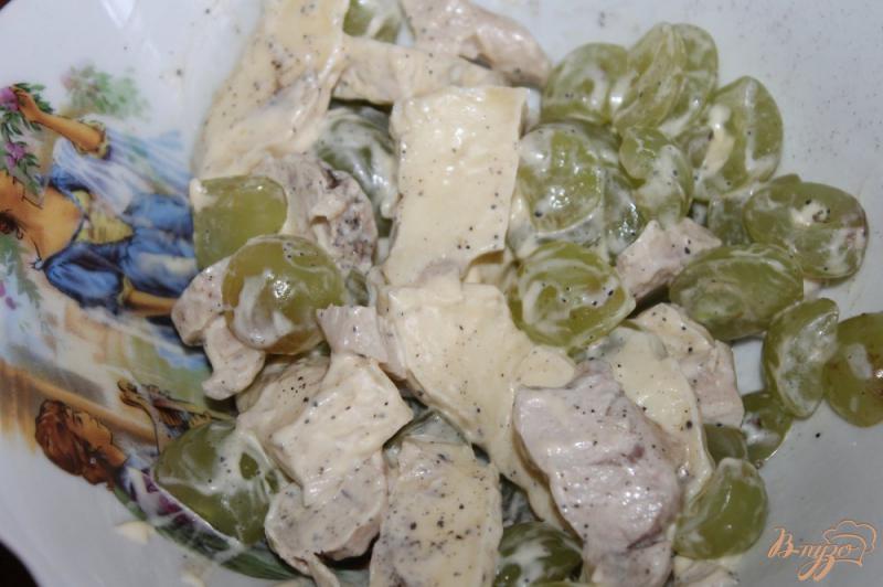 Фото приготовление рецепта: Салат с виноградом, куриной грудкой и сыром Бри шаг №6