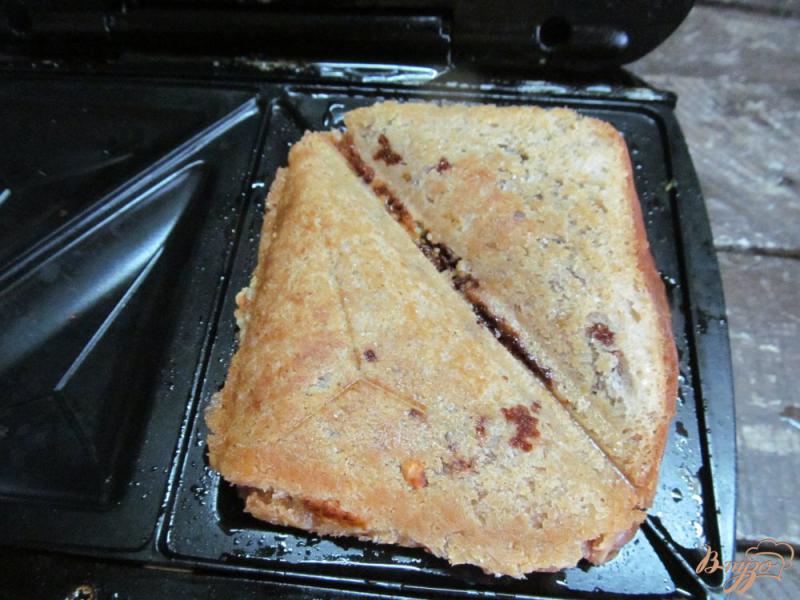 Фото приготовление рецепта: Сладкий бутерброд с бананом и шоколадом шаг №8