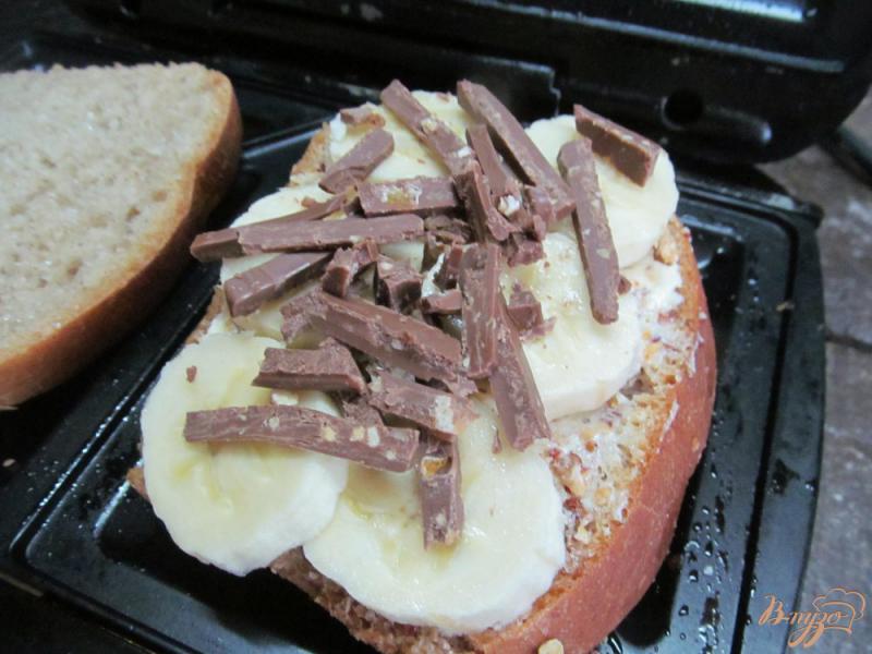 Фото приготовление рецепта: Сладкий бутерброд с бананом и шоколадом шаг №6