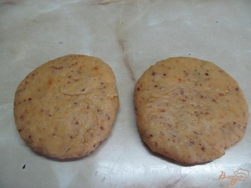 Фото приготовление рецепта: Кексы на сковороде с омлетом из белка с грибами шаг №2