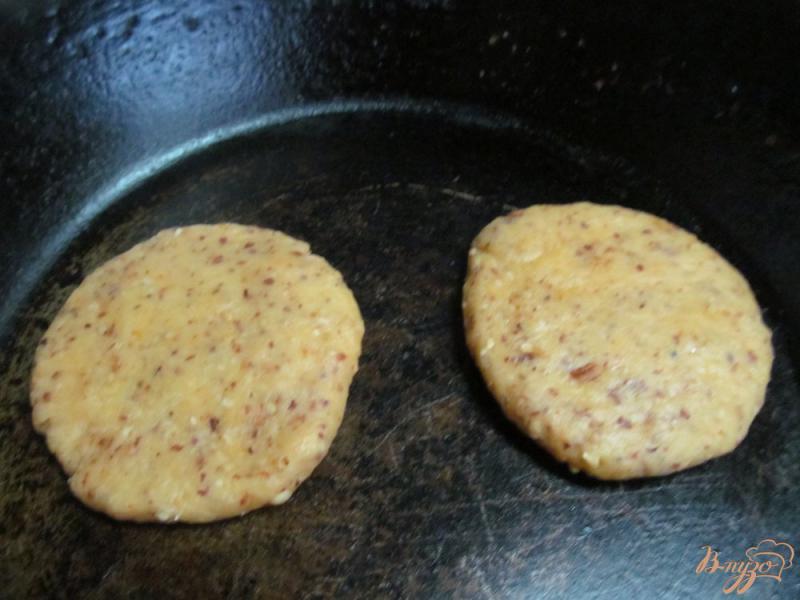Фото приготовление рецепта: Кексы на сковороде с омлетом из белка с грибами шаг №3