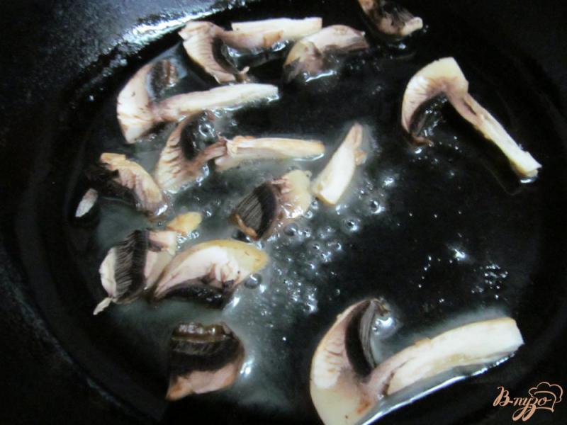 Фото приготовление рецепта: Кексы на сковороде с омлетом из белка с грибами шаг №4