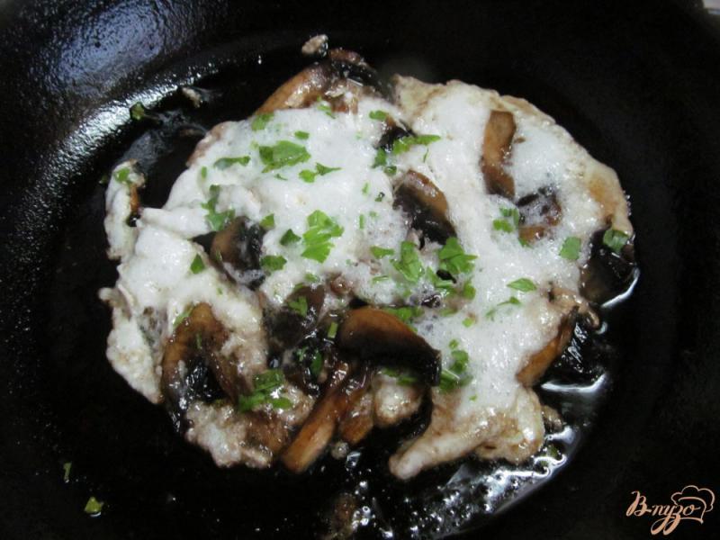 Фото приготовление рецепта: Кексы на сковороде с омлетом из белка с грибами шаг №6