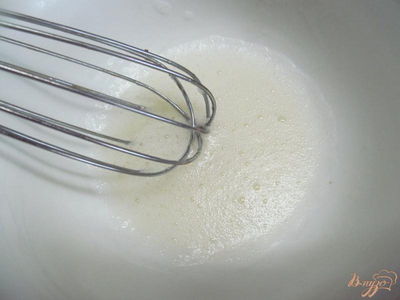 Фото приготовление рецепта: Кексы на сковороде с омлетом из белка с грибами шаг №5