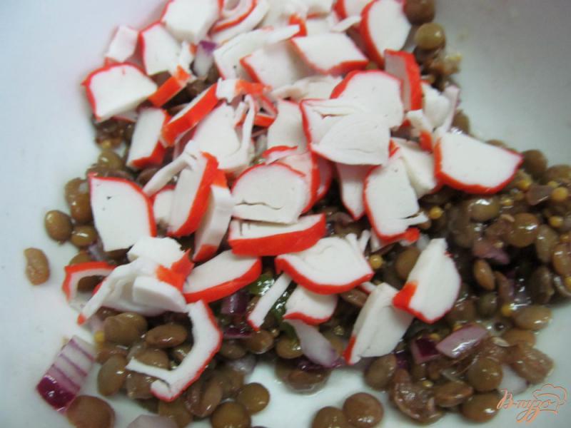 Фото приготовление рецепта: Помидорный салат с чечевицей и крабовым палочками шаг №3