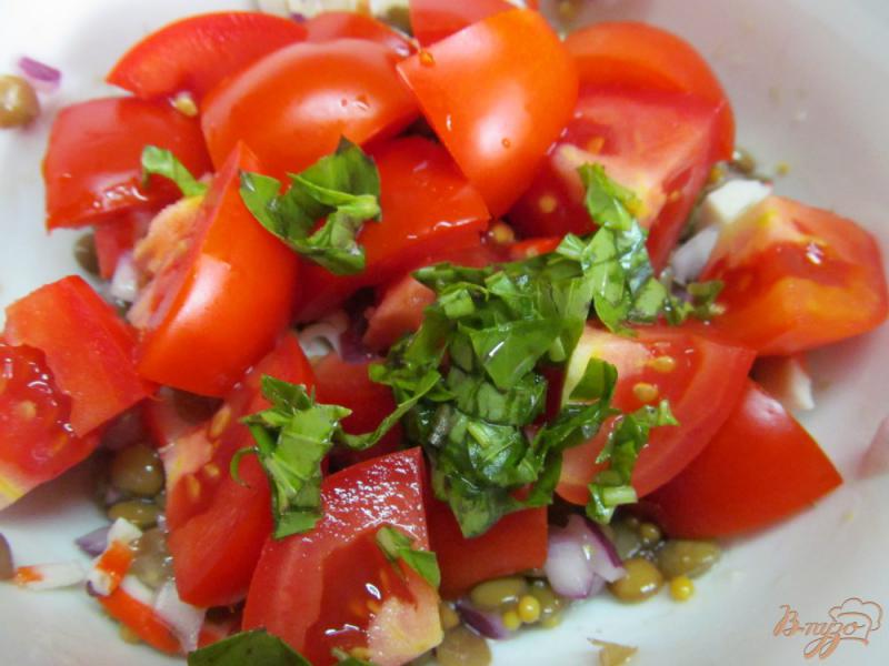 Фото приготовление рецепта: Помидорный салат с чечевицей и крабовым палочками шаг №4