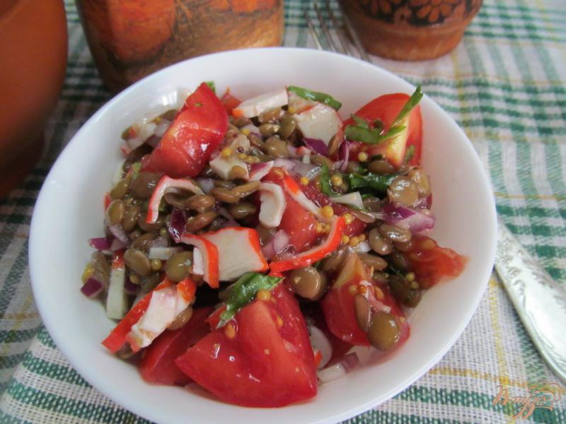 Фото приготовление рецепта: Помидорный салат с чечевицей и крабовым палочками шаг №5