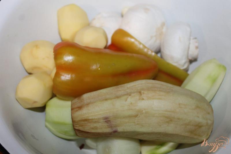 Фото приготовление рецепта: Овощное рагу с баклажаном, перцем и грибами шаг №1