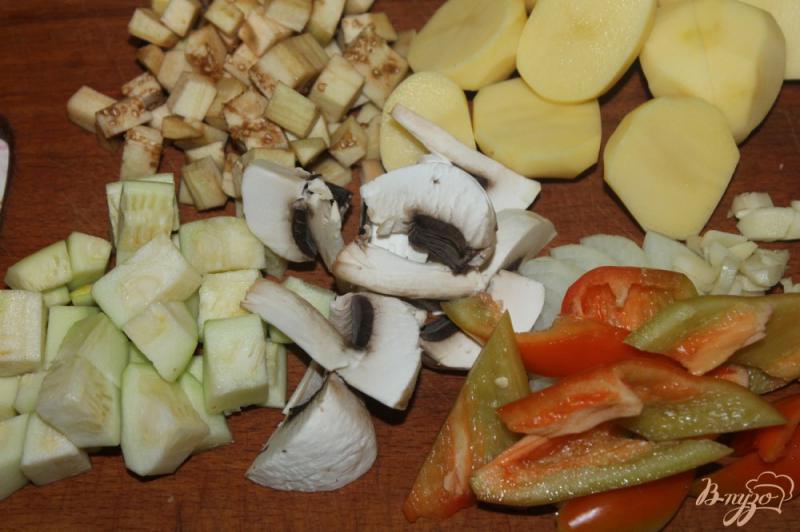 Фото приготовление рецепта: Овощное рагу с баклажаном, перцем и грибами шаг №2