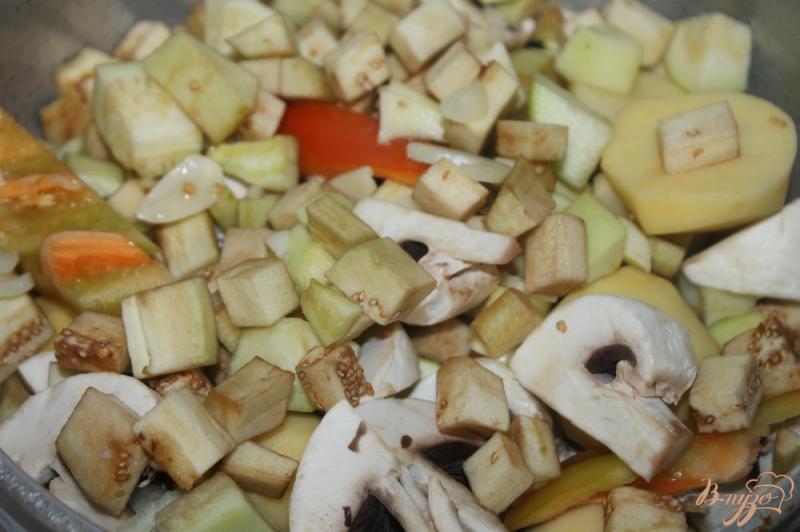Фото приготовление рецепта: Овощное рагу с баклажаном, перцем и грибами шаг №3